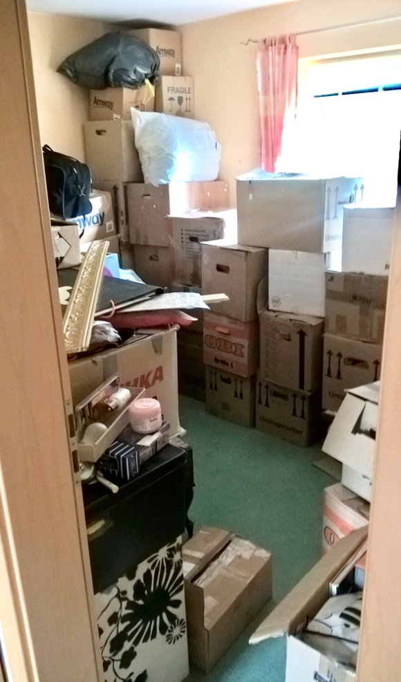 Gästezimmer voll mit Kartons