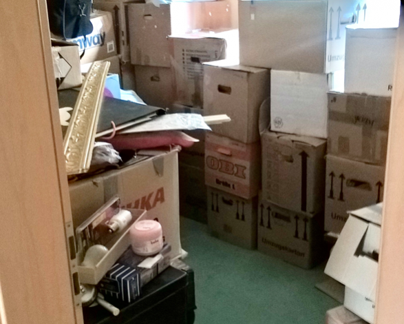 Gästezimmer voll mit Kartons