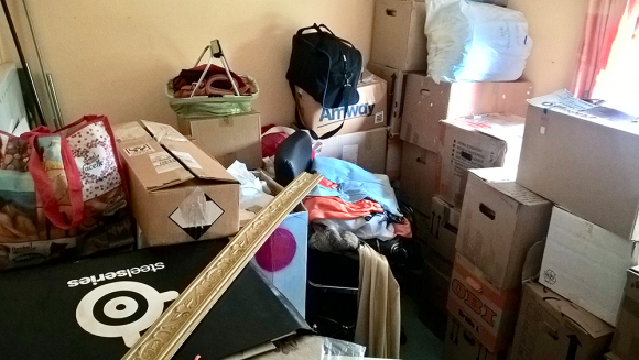 Gästezimmer voll mit Kartons