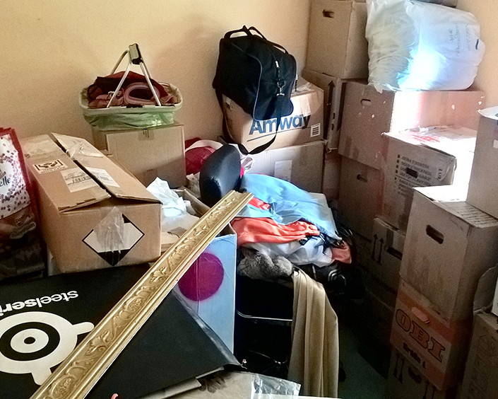 Gästezimmer voll mit Kartons