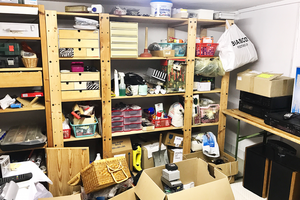 Regale voll mit Sachen