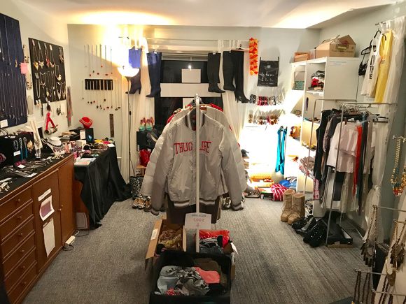 Klamottenshop mit Schmuck und Kleidung