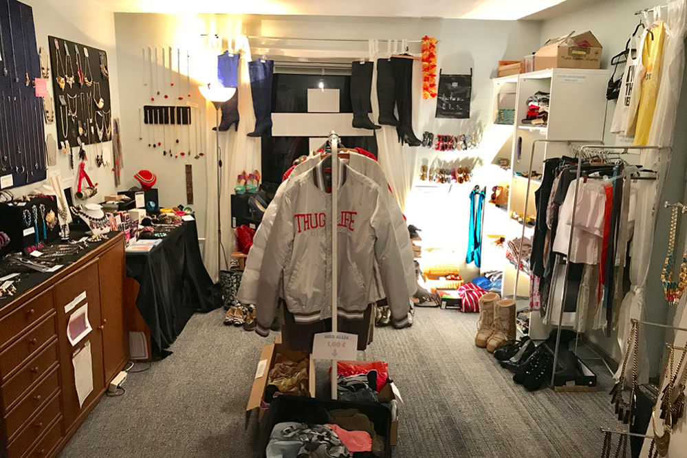 Klamottenshop mit Schmuck und Kleidung