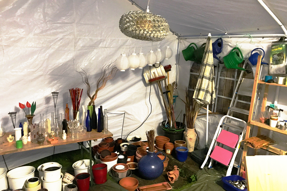 Zelt mit Vasen und Gartenzeug