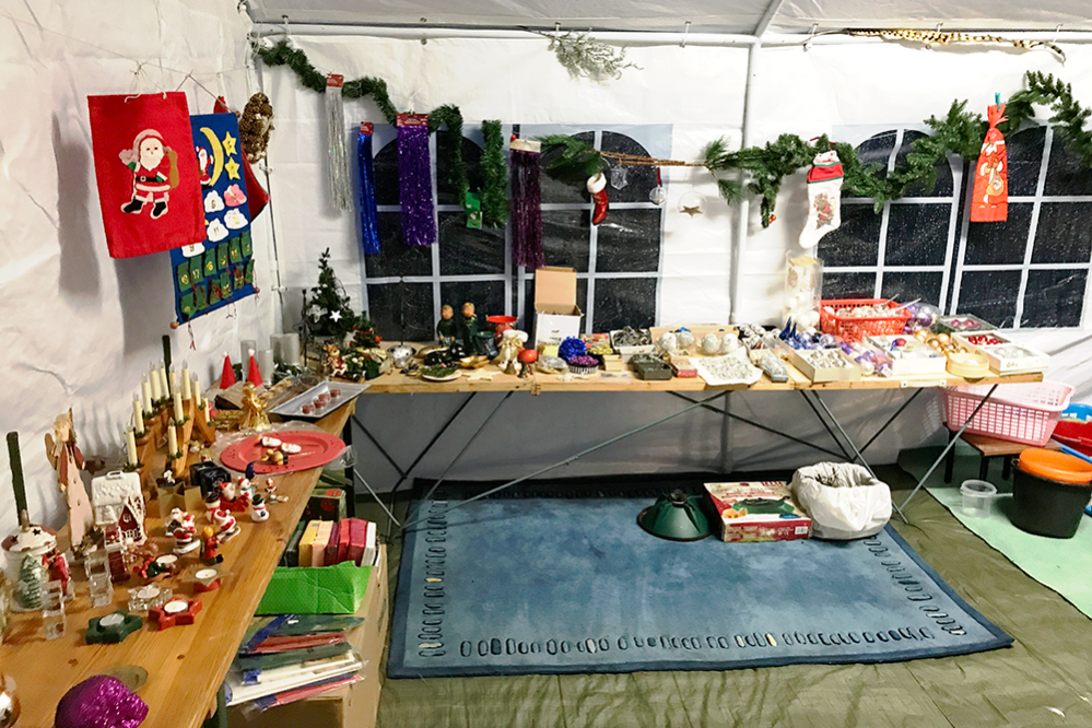 Zelt mit Weihnachtsdeko